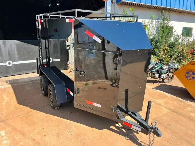 Carreta de reboque FECHADO para transporte de cargas