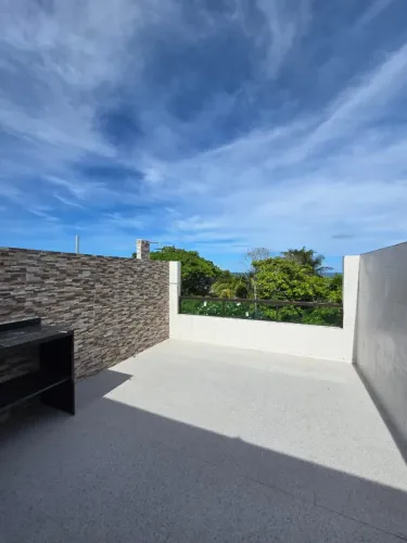 Casa reformada c/ 3 quartos e rooftop | Condomínio a 500m da praia - Enseada dos Corais