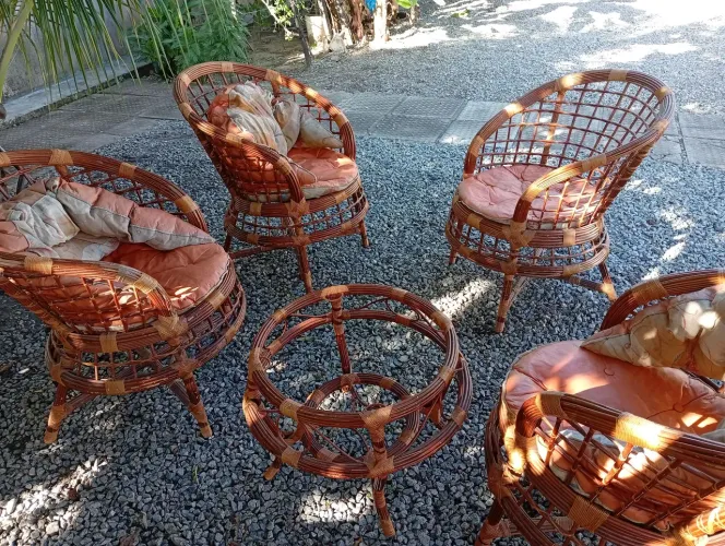 Conjunto de cadeiras para varanda ou terraço.
