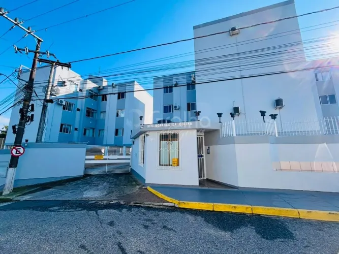 Um quarto mobiliado, com uma vaga