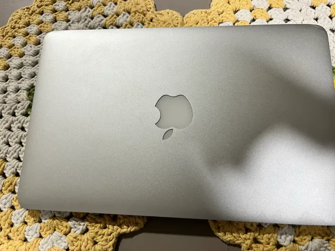Vende-se MacBook Air 2011 retida de peças