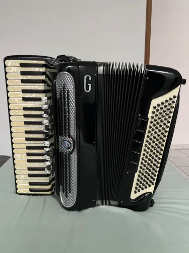 Sanfona / Acordeon Giulietti italiana F115, Polifônica