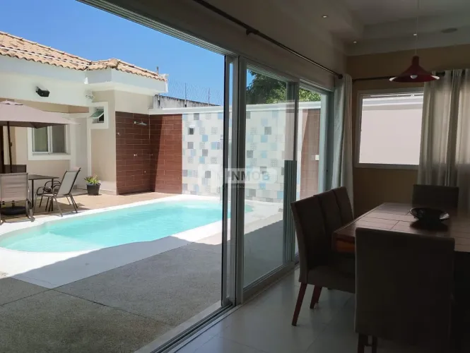 Casa em Condomínio à Venda em Taubaté, 3 Suítes, 306m²