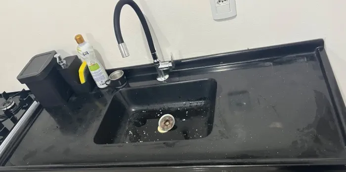 Vendo pia com torneira, armário aéreo e suporte de microondas