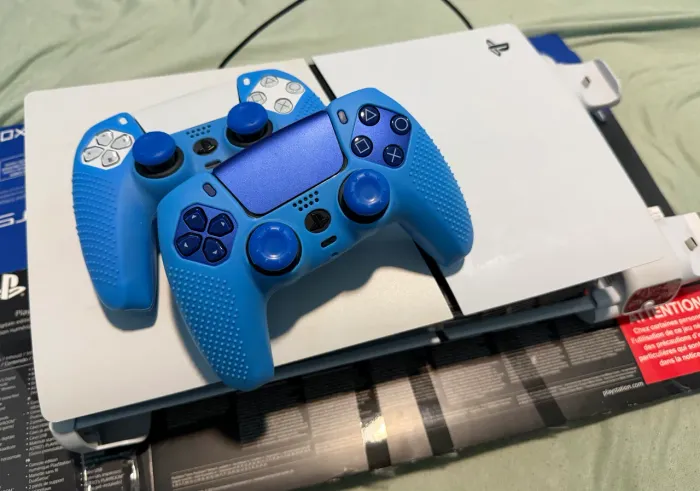 PlayStation 5 Slim 1 Tb + 2 Controles Originais + Base de Carregamento