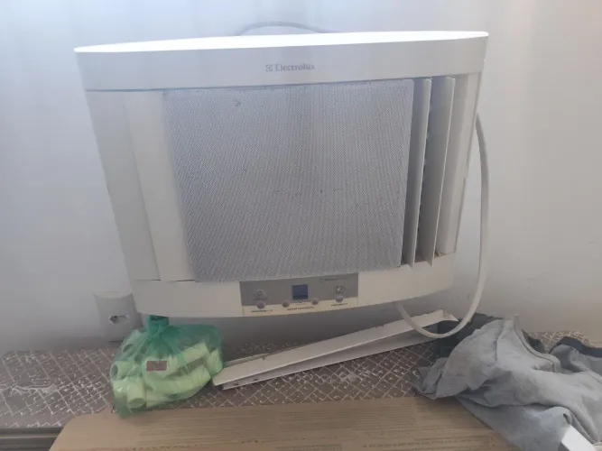 Vendo ar condicionado, 10mil BTUs, LG com controle , 220volts