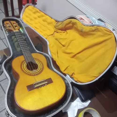 Vendo cavaquinho em faia luthier carioca com estojo kgb