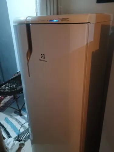VENDO GELADEIRA USADA FROST FREE FUNCIONANDO OK EM ÓTIMO ESTADO DE CONSERVAÇÃO.