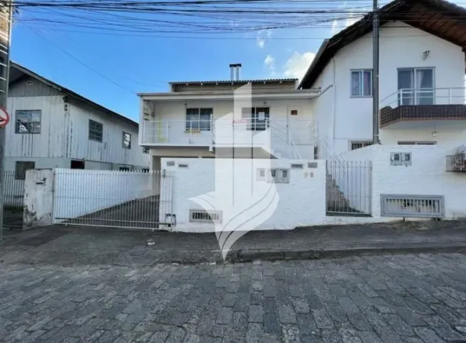Casa estilo duplex no bairro Água Verde