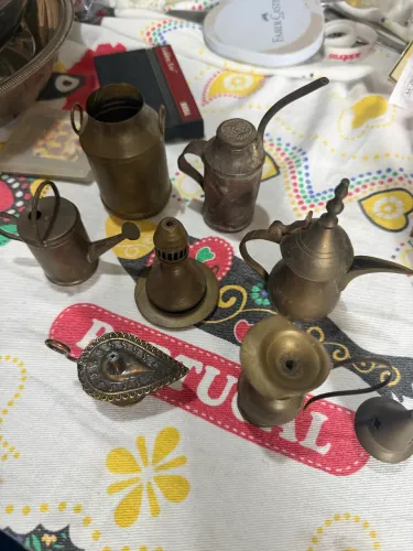 Lote 8 Miniaturas Antigas em Latão Decorativo - Bules, Incensário e Lâmpada