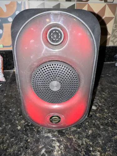 Caixinha de som(usb. Cartao de memória e radio)