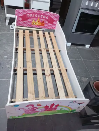 mini cama sem colchão com marcas de uso