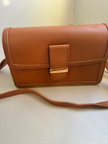 Bolsa caramelo Arezzo transversal tiracolo