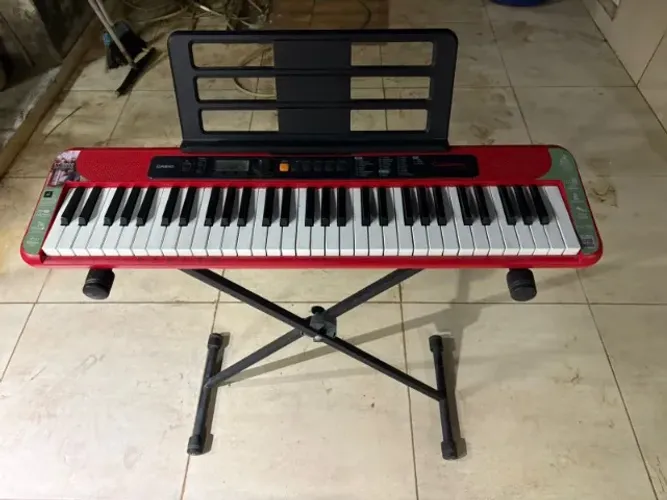 Teclado Casiotone Vermelho (Pé de brinde!)