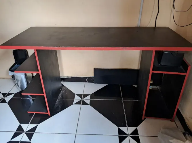 Mesa Gamer Preta e Vermelha