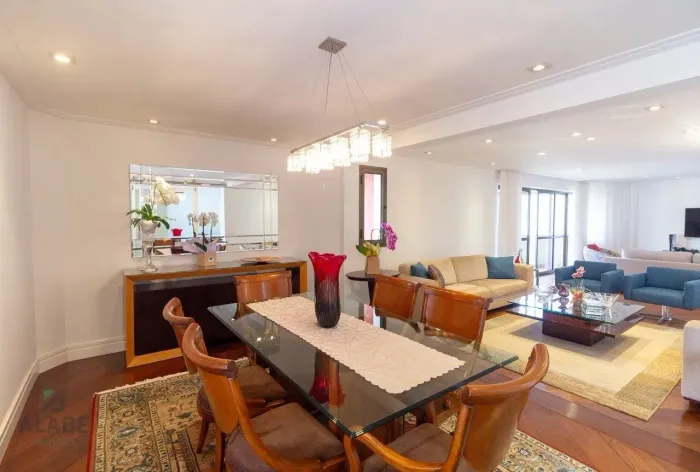 Apartamento à Venda no Campo Belo 5 Dormitórios 272m²