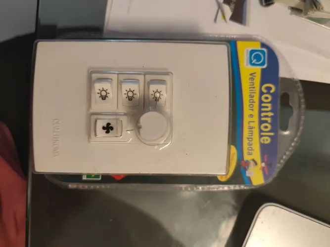 Controle para ventilador de teto e mais três lâmpadas.