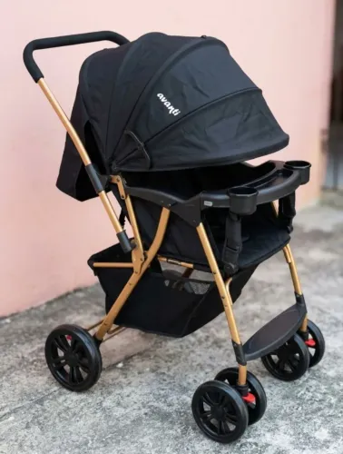 Carrinho de bebê e bebê conforto