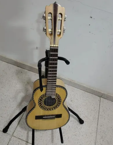 Cavaco Otacilio Luthier em Faia maciça ano 2023 com captador SCHAFFIMAN