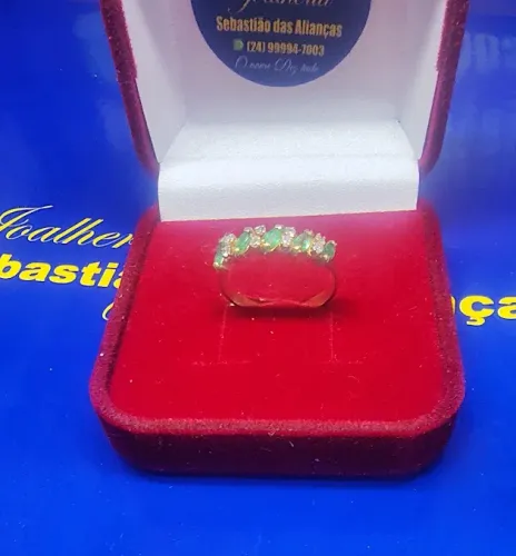 Anel Esmeralda 3 mm e Diamantes 1 mm Ouro 18 Kilates Peso 2.25 Gramas