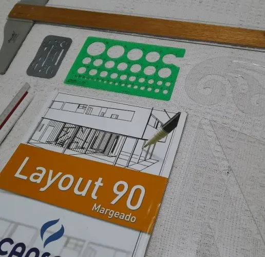 kit para desenho técnico: esquadros 60 e 45, régua t, escalímetro, curva francesa