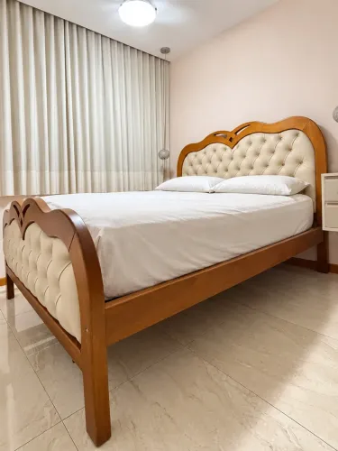 Cama Queen de madeira com capitonê ? R$ 2.500