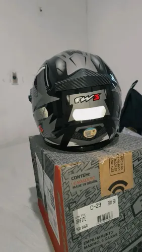 Capacete tamanho 60 nunca usado para vender ligeiro r$ 300 não abaixo nenhum centavo