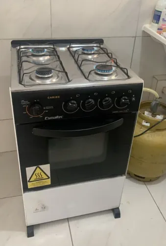 Fogão em ótimo estado apenas precisando limpeza nas bocas