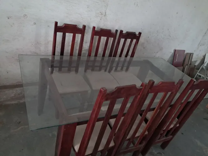Mesa com 6 cadeiras de madeira tampo de vidro