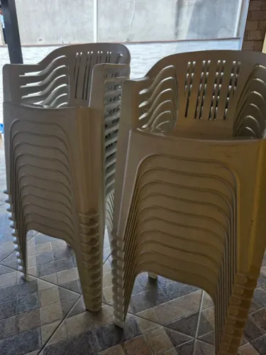 Cadeiras plástica e mesas