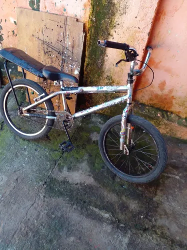 Bike aro 20 e um quadro aro 20 semi novo