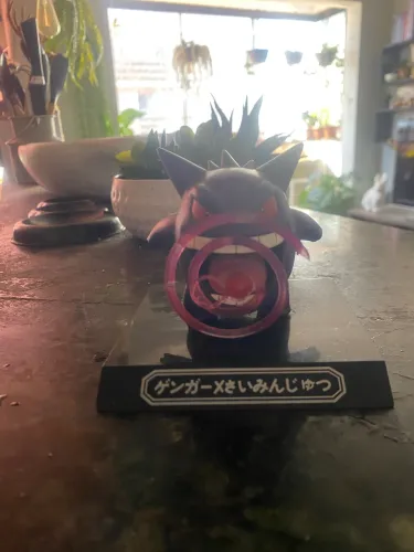 Boneco colecionável do Pokémon gengar mas base em japonês