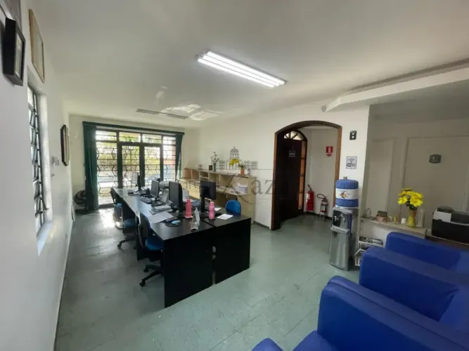 Imóvel para aluguel tem 279 metros quadrados com 8 quartos