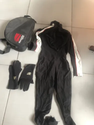 Kit de Mergulho Completo com Roupa, Botas, Luvas e Bolsa