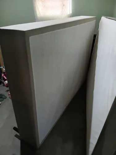 Caixa de som, base + colchão e sofá retrátil.