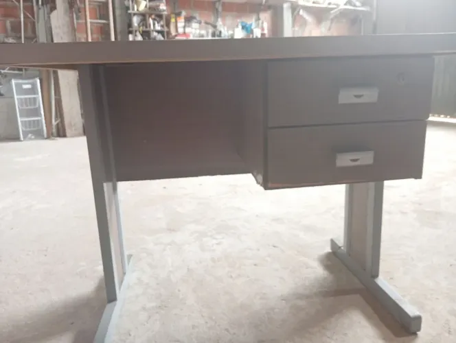 Mesa para escritório em ferro e madeira
