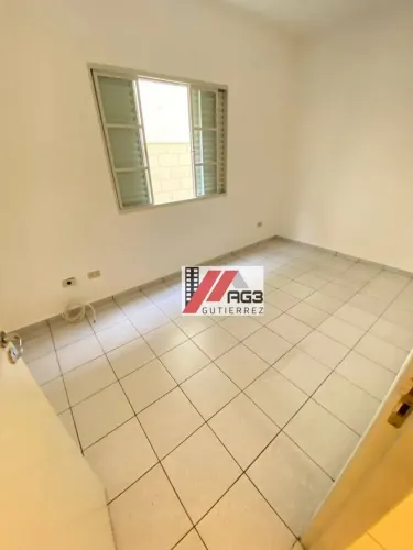 Casa térrea independente com 2 dormitórios, quintal e vaga de garagem coberta para locação