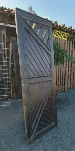 Lindo portão social de madeira nobre