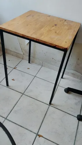 Mesa de Madeira 100 reais cada a unidade tenho 4