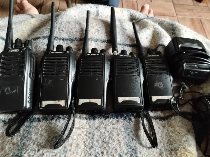 Rádio comunicador baufeng 777s com (fone-caregador)