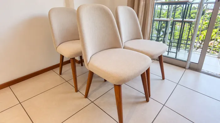 Conjunto de 4 Cadeiras Modernas em Linho Bege - Pés de Madeira Maciça