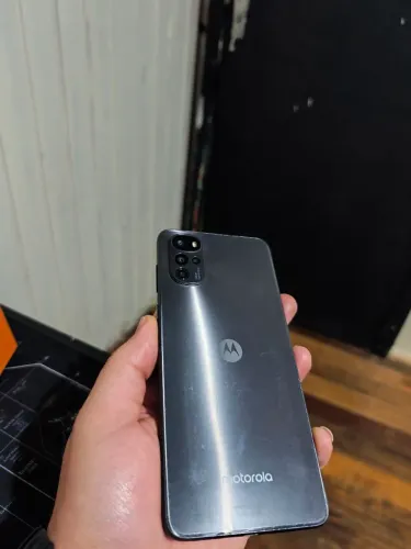 Moto G22 128GB Desbloqueado, Tela trincada e marcas de uso, ótimo para retirada de peças