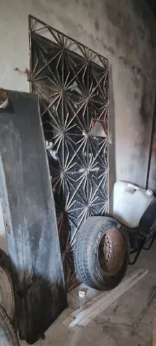 Gradeado para porta com chapa de ferro.