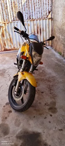 Vendo CBR 300,moto em dias 8.500 precisa arrumar alguns detalhes moto pegando no tranco 