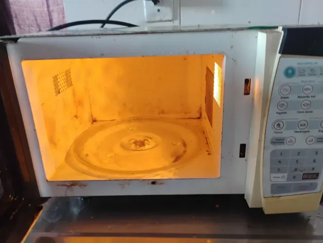 Vendo microondas com defeito