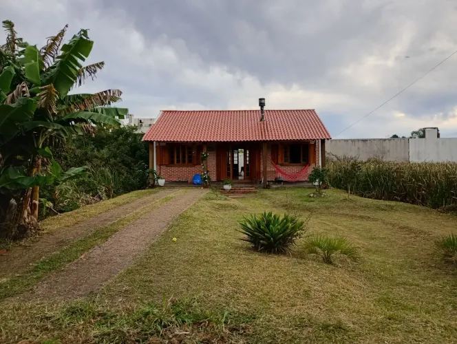 Ótima Casa para quem busca um refúgio junto a natureza. Ao lado da reserva Tupahue.