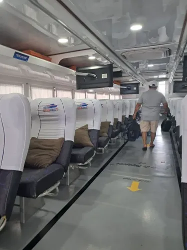 Lancha executiva 200 passageiros