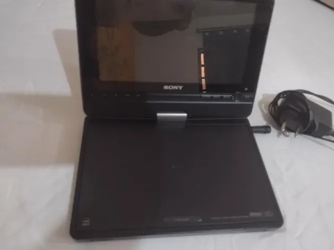 Sony DVP-FX810 Portable 8\" Swivel Widescreen LCD DVD Player (sem fonte)