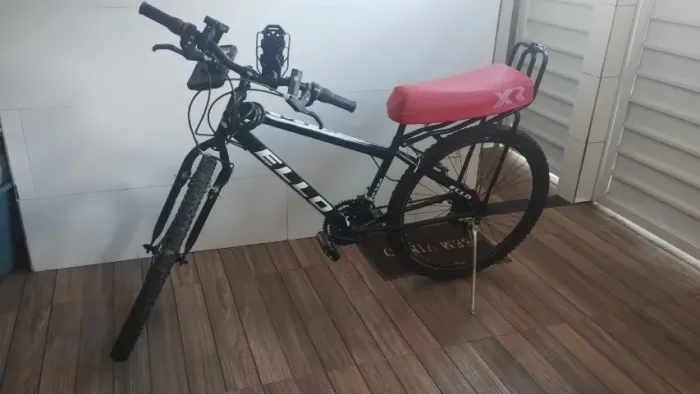 Mountain Bike Aro 26 ElloBike Velox 21 velocidades Preto/Branco com Banco Caloi com Garupa