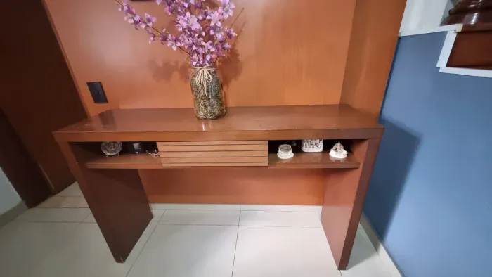 Vendo um aparador de madeira maciça